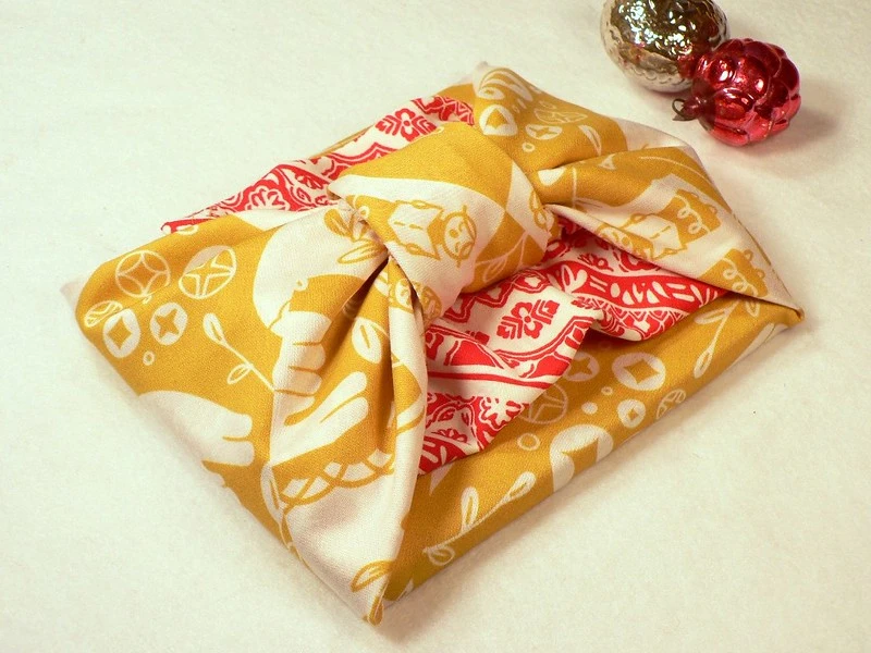 Wrapping gifts in fabric